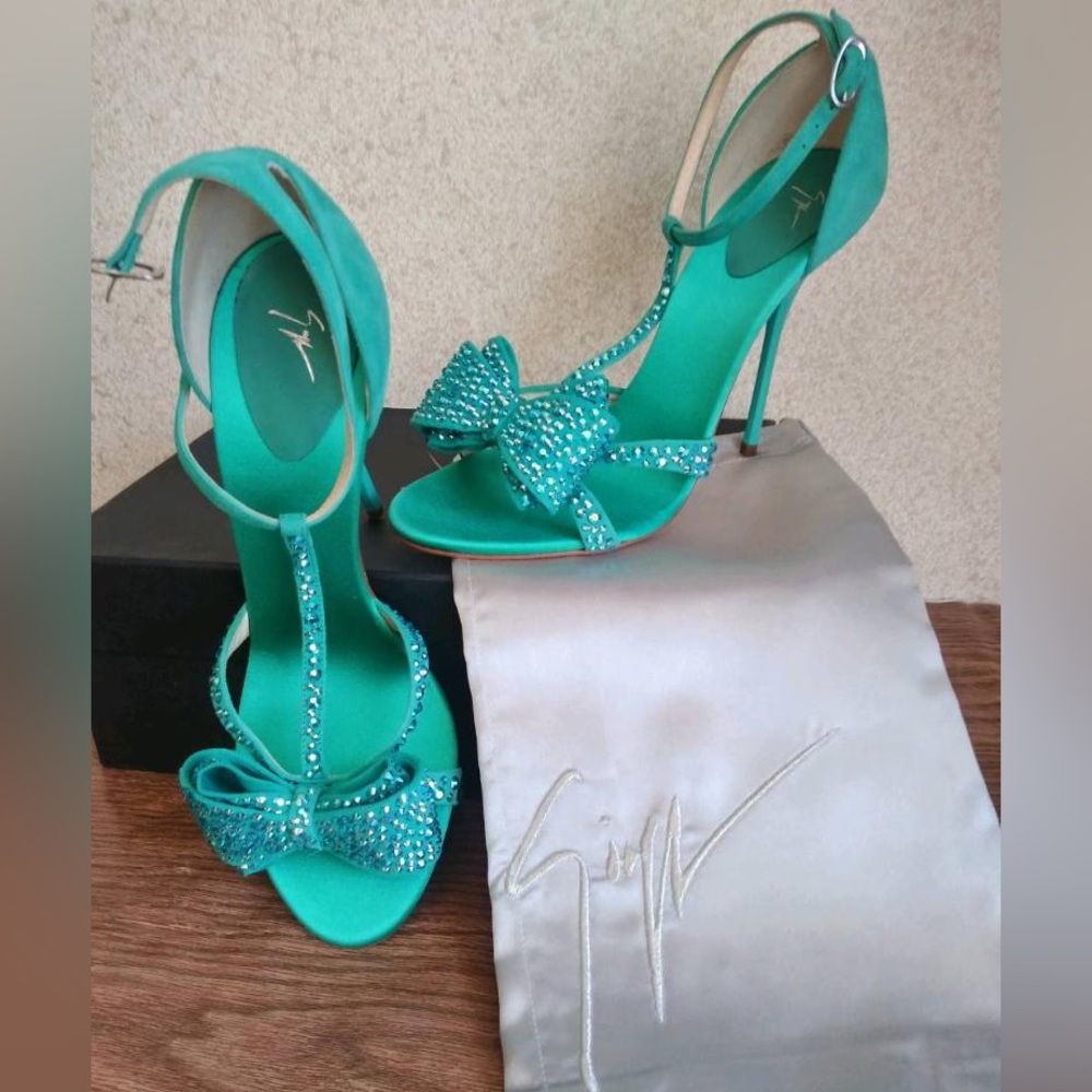 Giuseppe Zanotti suede light green Swarovski crystals encrusted shoes in sz 7.5